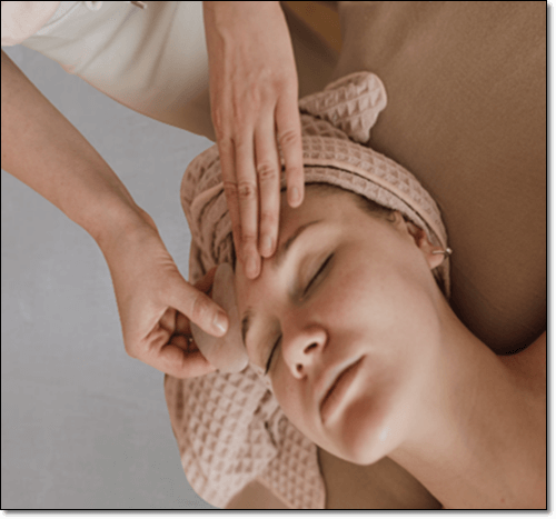 괄사 마사지 받는 여성