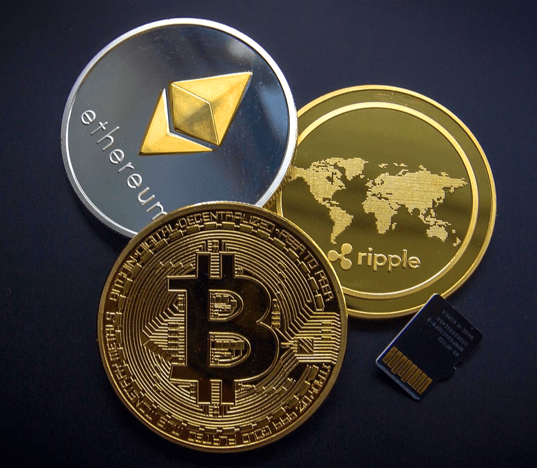 둥그런 코인 3개가 있다. 비트코인, 이더리움 등이다. 황금색 2개와 은색 1개다.