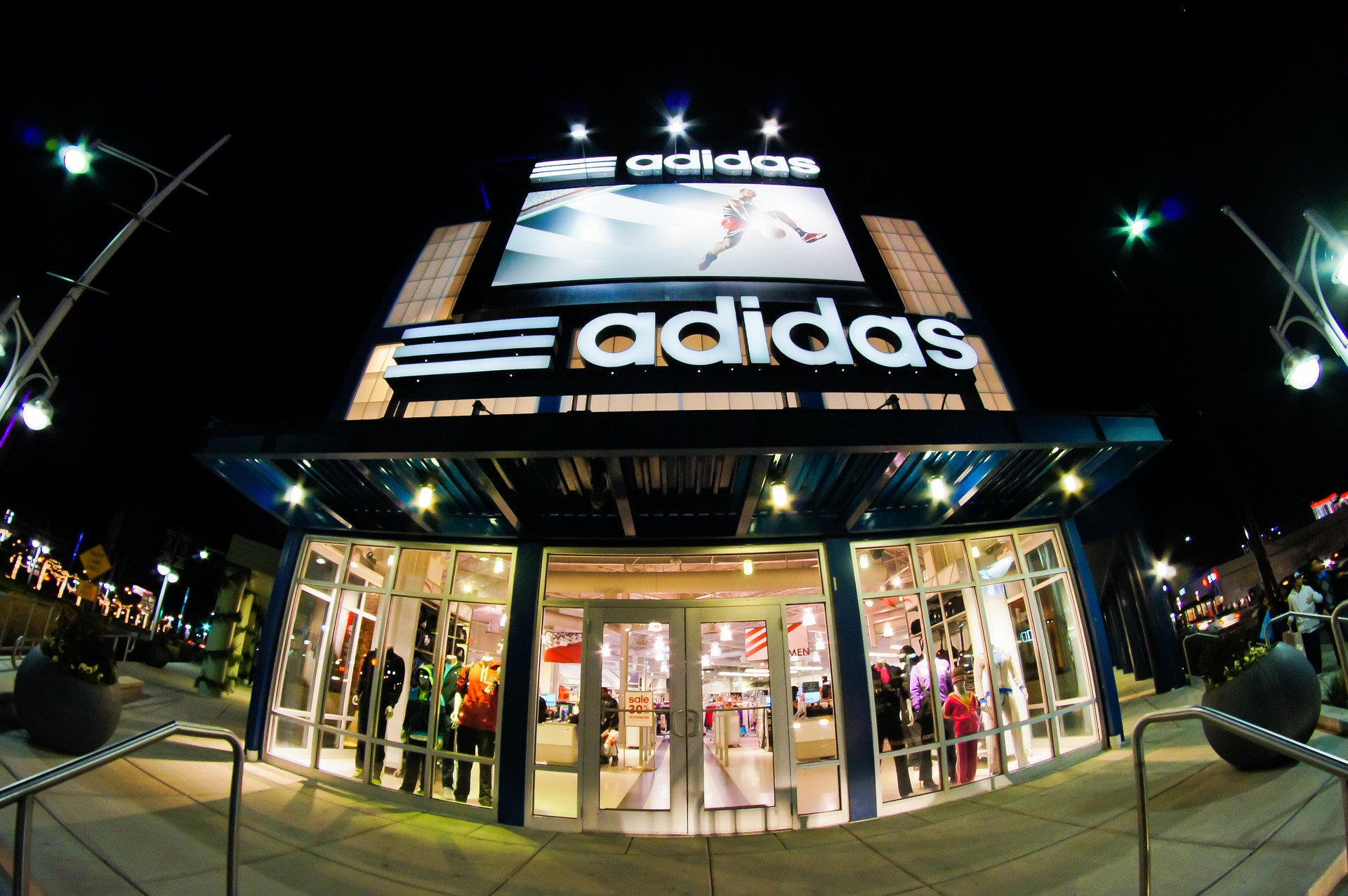 아디다스(Adidas)는 독일을 대표하는 스포츠 브랜드로, 전 세계적으로 가장 유명하고 영향력 있는 스포츠 의류 및 용품 제조사 중 하나입니다.
