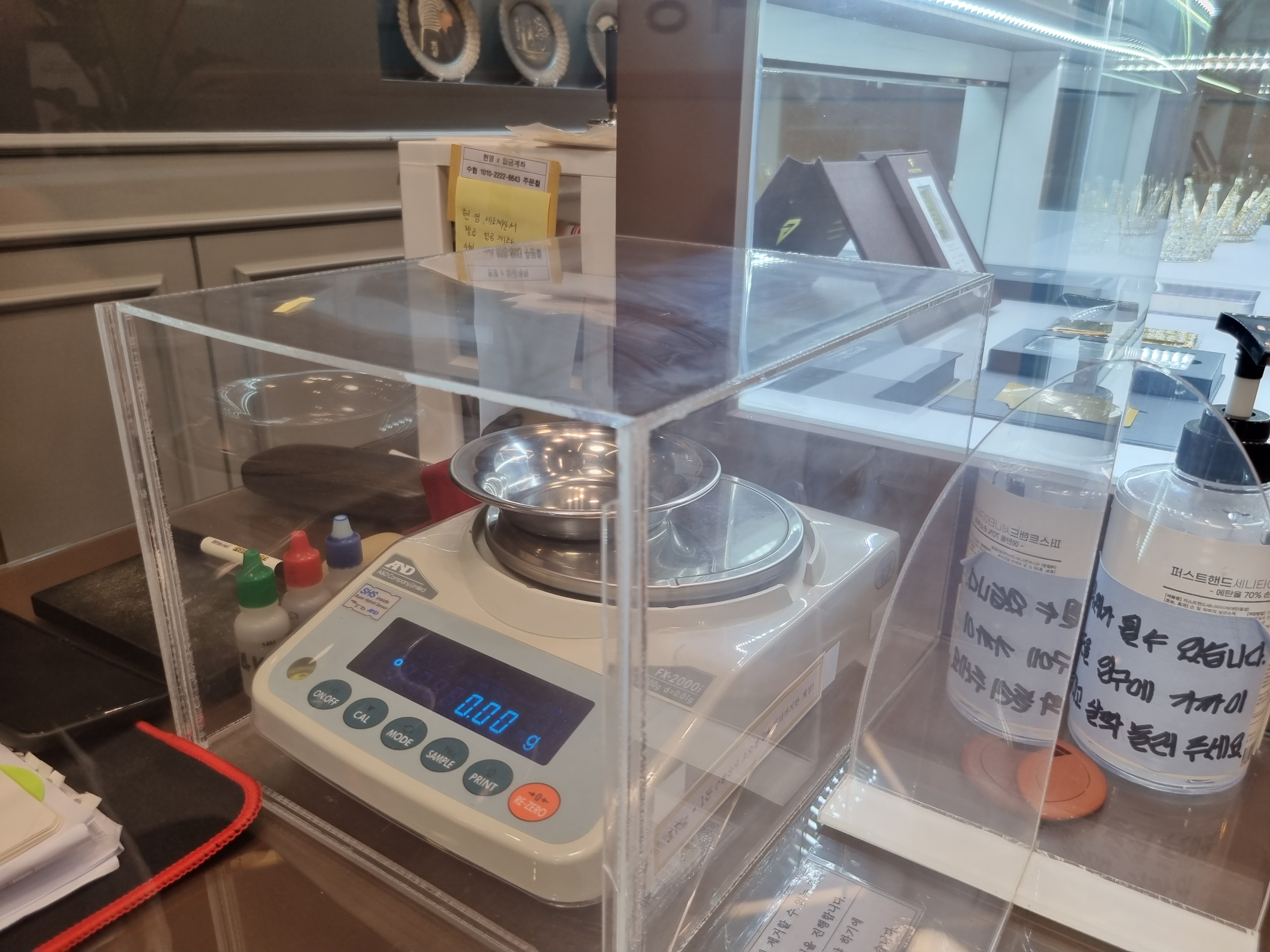 금거래소 정밀 저울이 테이블 위에 올라와 있는 모습