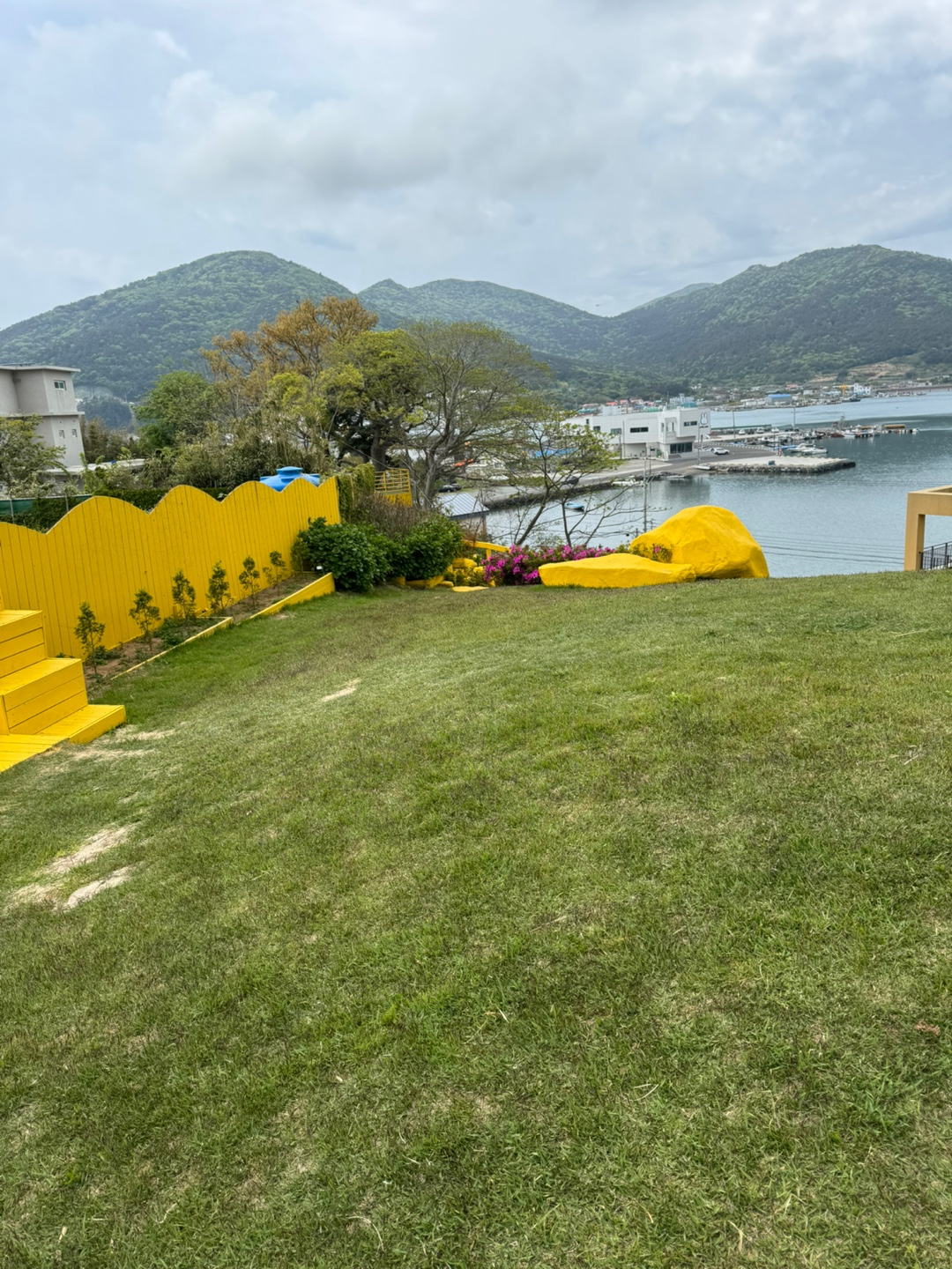 노랑버덩에서 바다를 바라보는 이미지