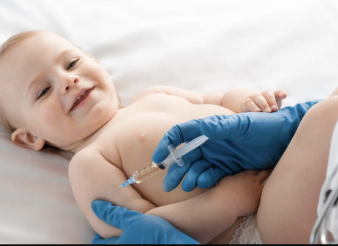 웃으며 주사 맞는 아기