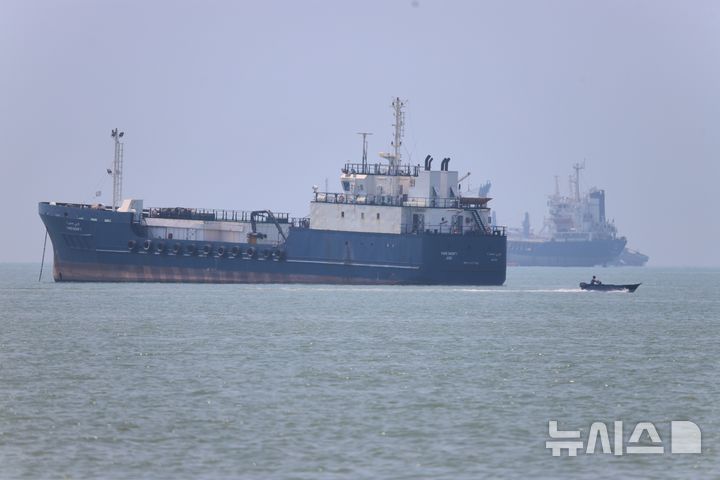 미국 이란 공습: 본토 항구 기습 단행, 호르무즈 해협 유조선 피격 전말과 국제 유가 폭등 및 트럼프 나토 정상회의 균열 파장 분석