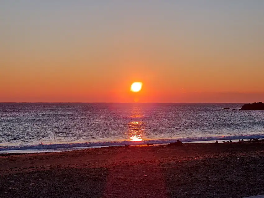 햇무리까지 잘 찍힌 봉길대왕암해변의 일출 모습입니다.