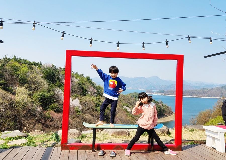 포토존에서 포즈를 취하는 쿠앙이 쿠웅이