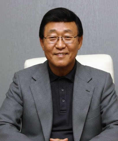 김동건-아니운서가-의자에-앉아-있는-모습