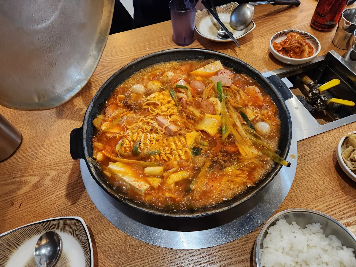 은평뉴타운-구파발-맛집-은평롯데몰-오뎅식당-부대찌개-햄-스팸-소세지-파-양파-당면-라면-떡사리-당면-수제비-새알만두-다양하고-푸짐한-음식