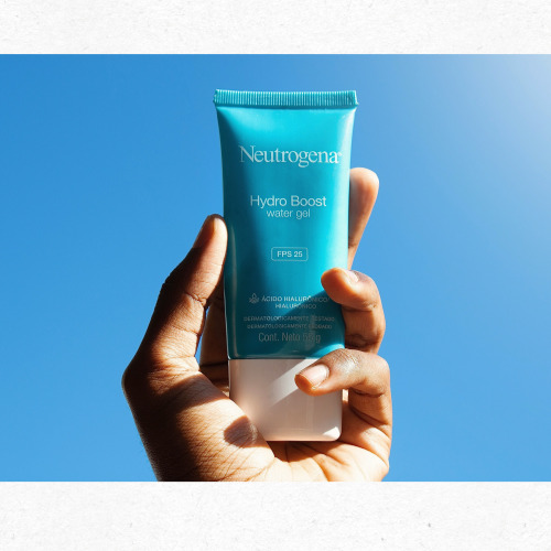 장작과 불쏘시개로 캠프파이어 준비