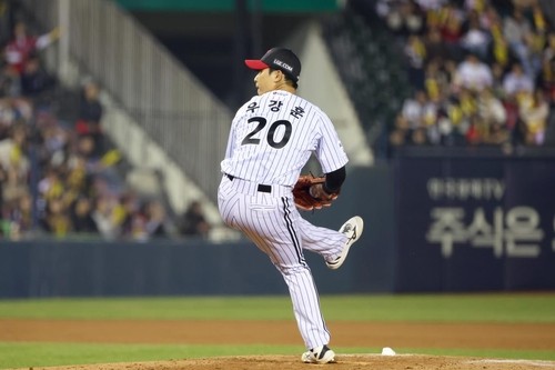 우강훈, LG 우강훈, 우강훈 야구선수, LG 트윈스, 염경엽, 우강훈 홀드, 우강훈 트레이드, 우강훈 롯데, 손호영 트레이드, 사이드암 강속구, 뱀직구, 우강훈 제구, LG 필승조, KBO 리그, 프로야구 순위, 유영찬, 김진성, 함덕주, 잠실야구장, LG 트윈스 우승 저력