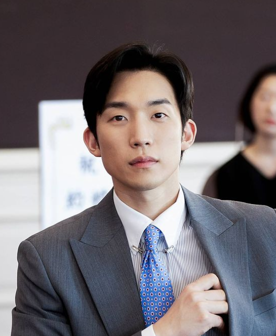 배우-이상이-정장-입은-모습