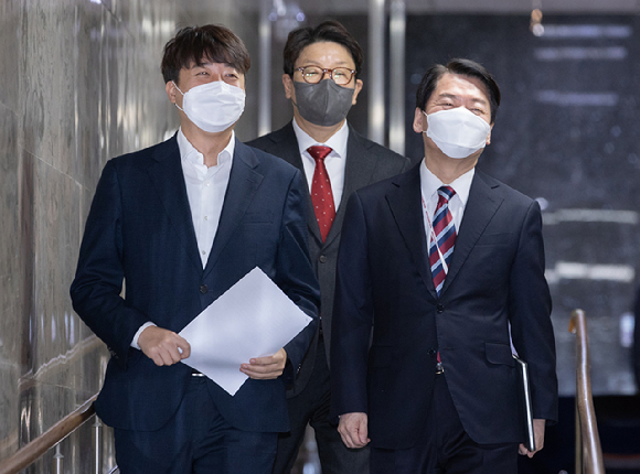 안철수 대통령직인수위원회 위원장(오른쪽)과 이준석 국민의힘 대표(왼쪽), 권성동 원내대표가 2022년 국민의힘&middot;대통령직인수위원회 당정협의에 참석하고 있다. [사진=뉴시스]