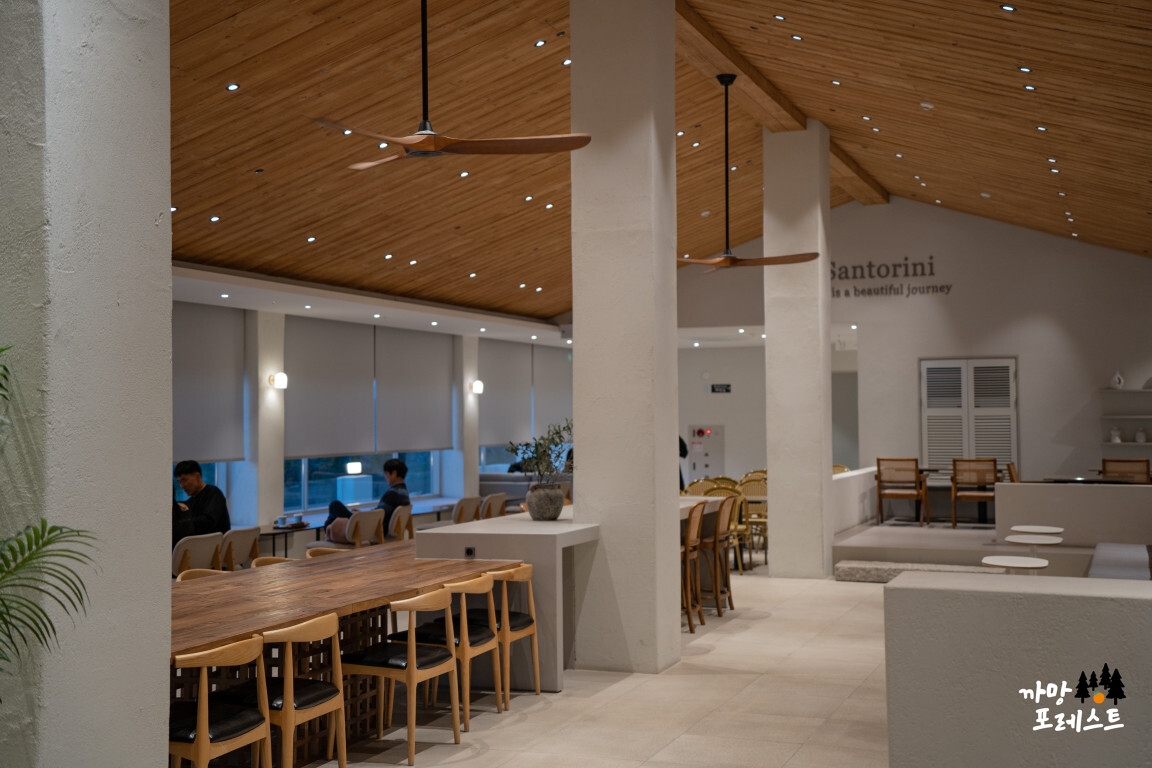 춘천 산토리니 카페 2층