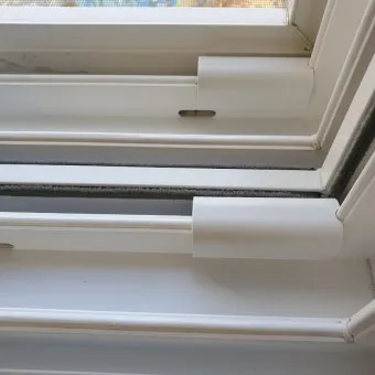 창틀 먼지 진공청소기 솔브러시와 물티슈로 닦는 순서_25