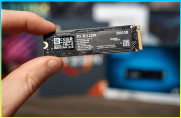 기술 구성 요소가 흐릿한 배경에 M.2 NVMe SSD 드라이브를 들고