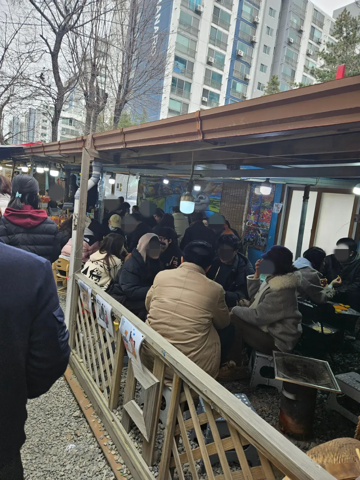 사람들이-모여서-마시멜로-구워먹는-모습
