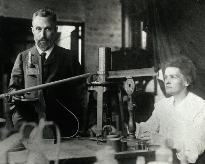남편인 피에르 퀴리와 함께 찍힌 마리 퀴리의 사진