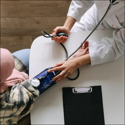 의사가 혈압을 재고 있는 모습