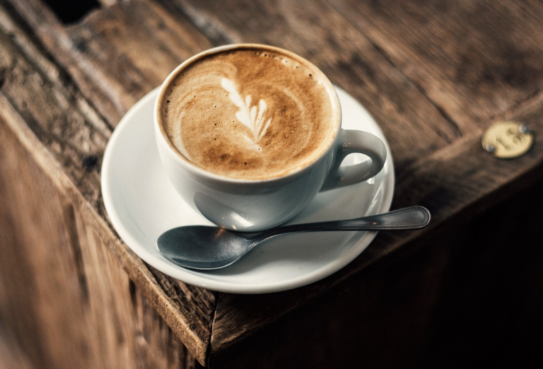 커피 아트와 라떼 아트의 도구 및 재료