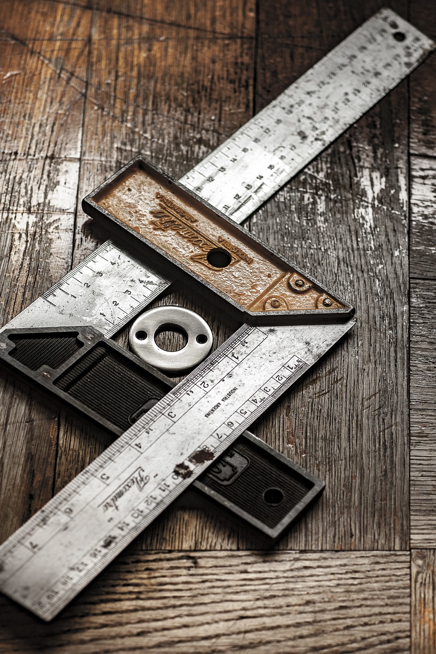 낡은 책을 다시 엮는 제본 장인의 하루