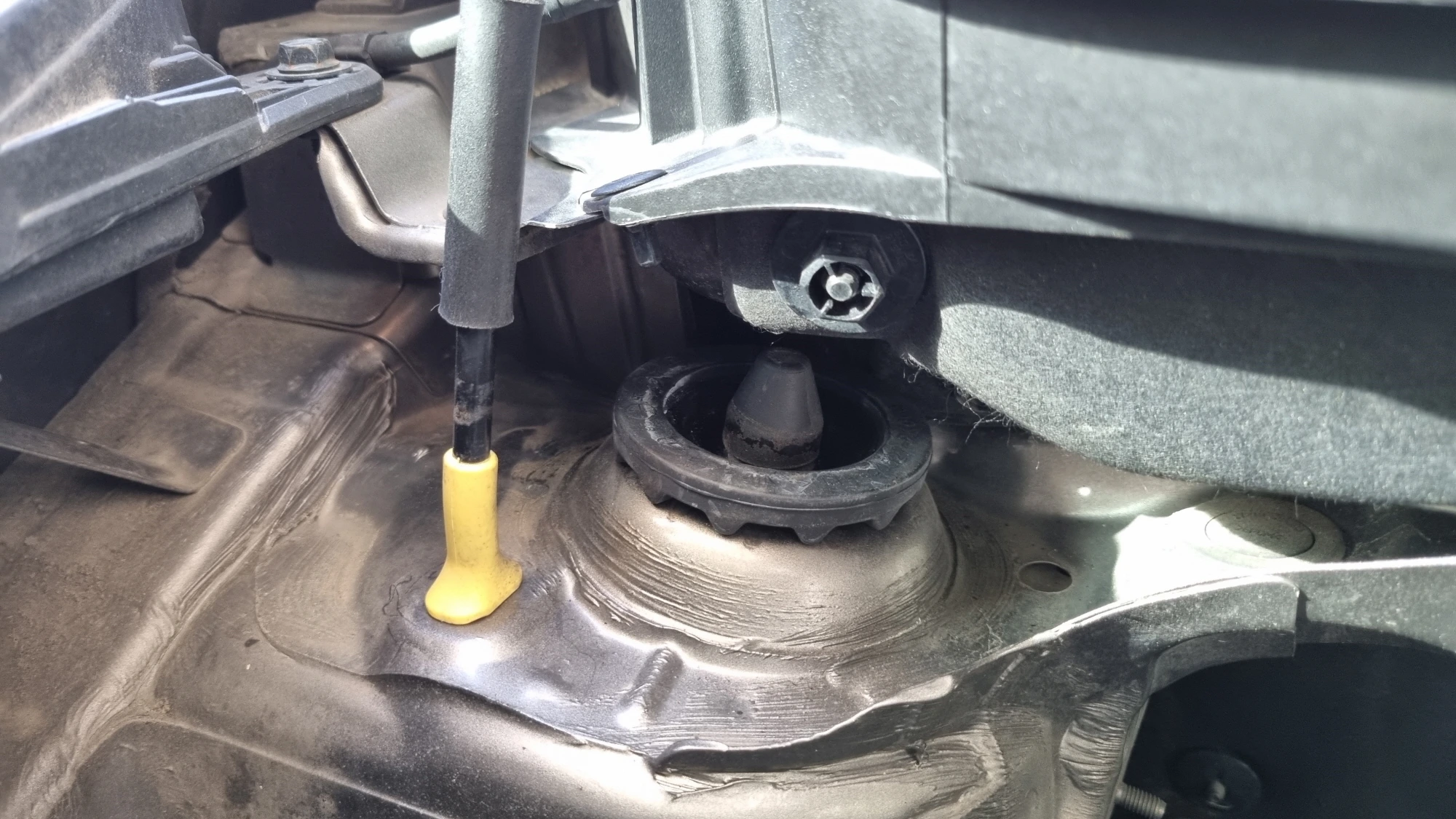 조수석 앞 바퀴 쇼바마운트 인슐레이터 더스트 커버 교체 모습
