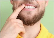 잇몸에서 출혈과 통증을 느끼는 사람들 이미지