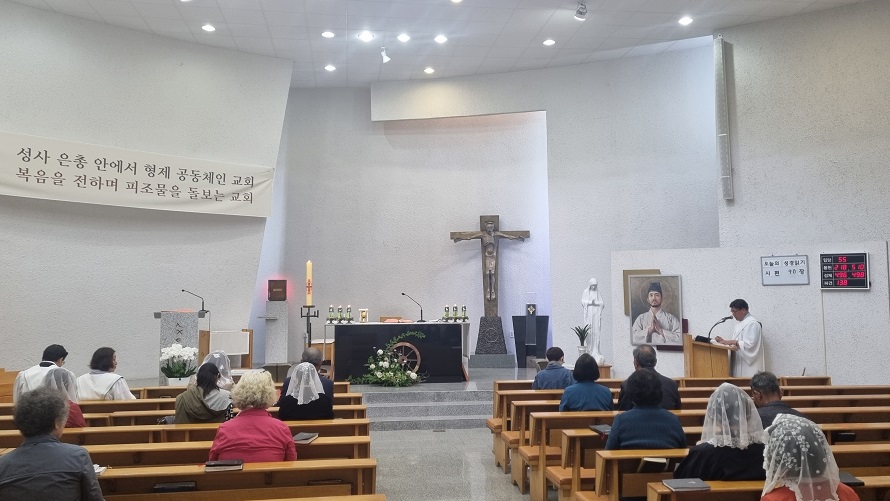 청양성당 성전 안 십자고상, 제대, 제단, 성모상, 감실 사진