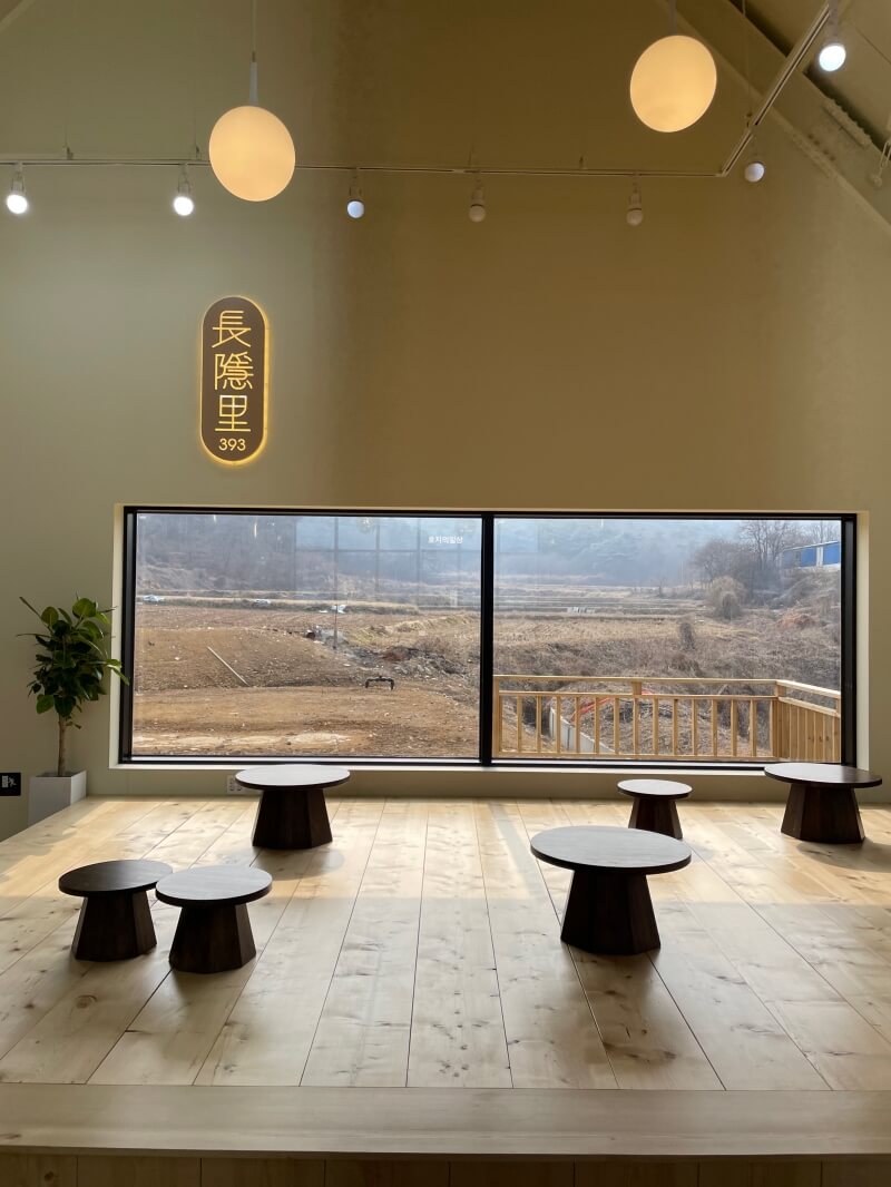 충남 보령 천북 굴단지 맛집 카페 장은리 - 평상 좌석