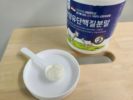 스쿱에 채워진 단백질 분말