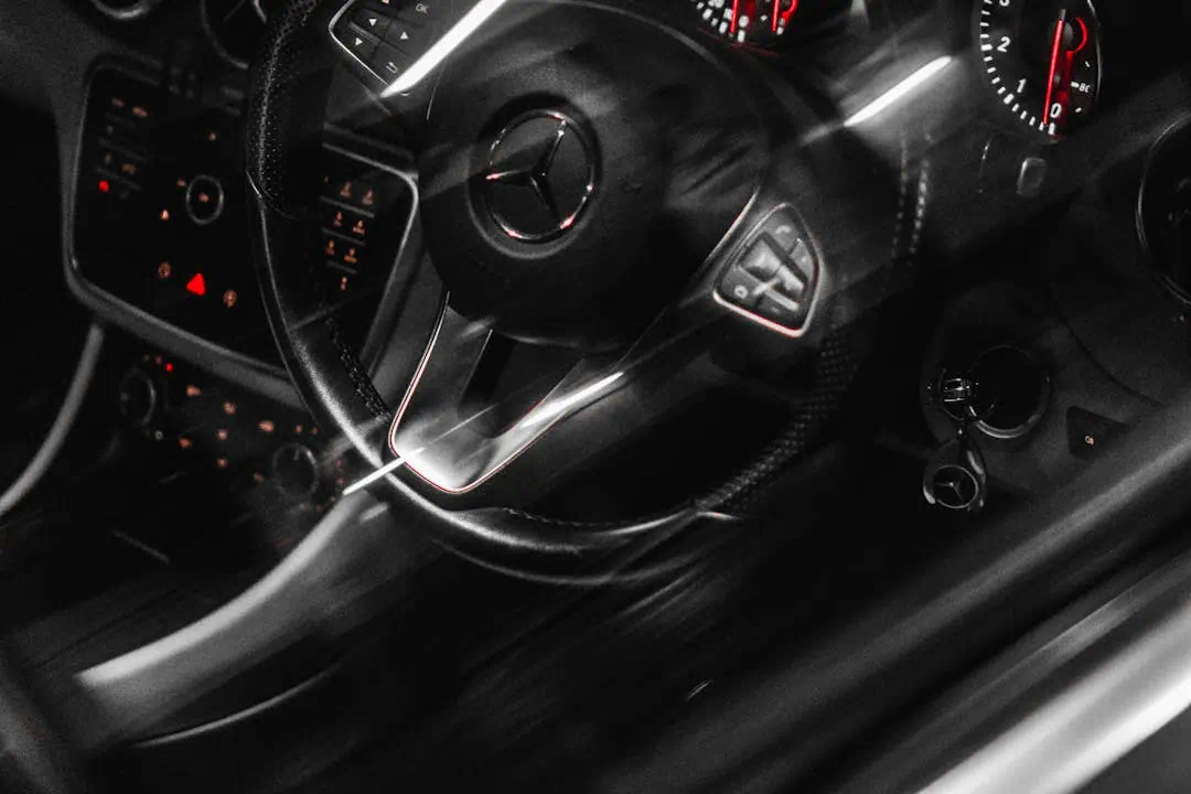 자동차 내부의 핸들모습