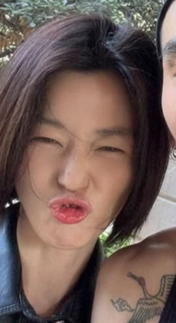 전지현 단발 스타일 셀카, 장난스러운 표정으로 시크하면서 친근한 매력 연출