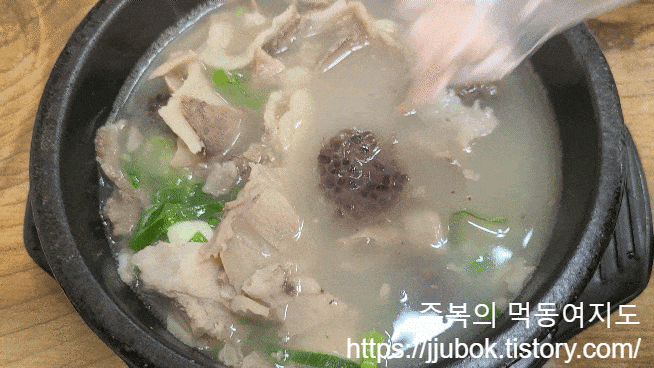 고을순대국-새우젓-섞기