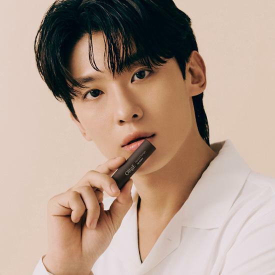 립밤을 들고 있는 남성