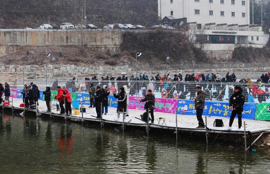 홍천강 꽁꽁축제, 프로그램 시간, 이용요금, 남녀노소 누구나 즐길 수 있는 얼음낚시, 맨손 송어낚시, 가족단위의 실내낚시터까지 제공합니다.