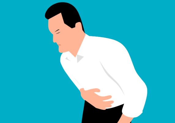 복통으로 배를 움켜쥔 남성