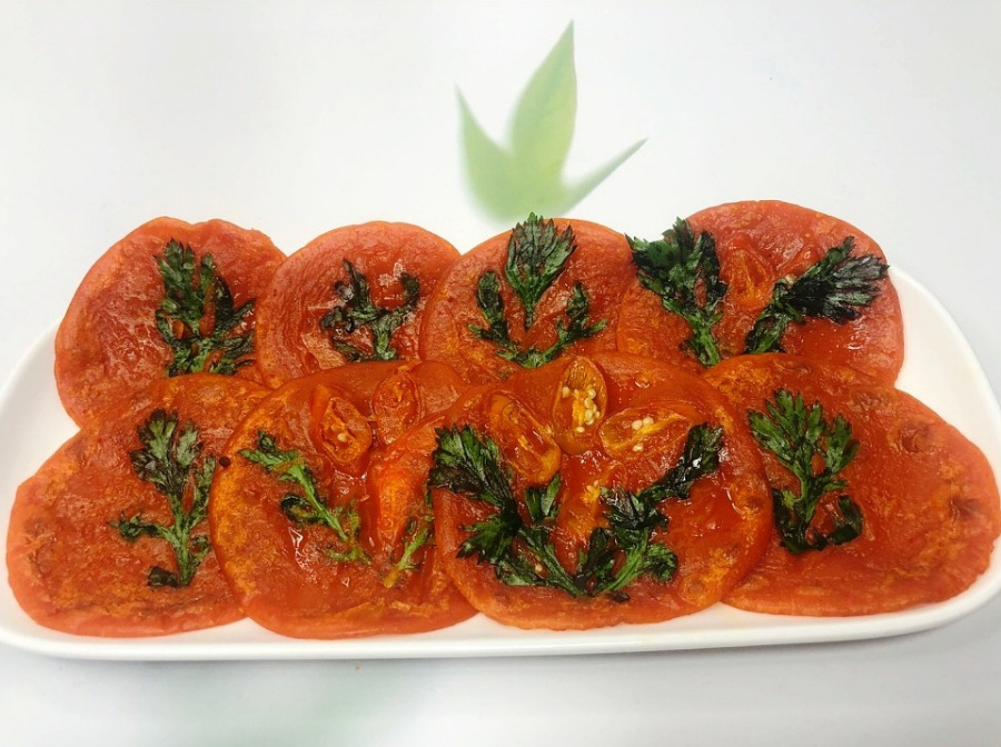 고추장과 된장을 밀가루와 함께 섞어서 부친 후 쑥과 고추를 넣어서 모양을 만든 장떡을 하얀 그릇에 8개를 놓고 찍은 사진