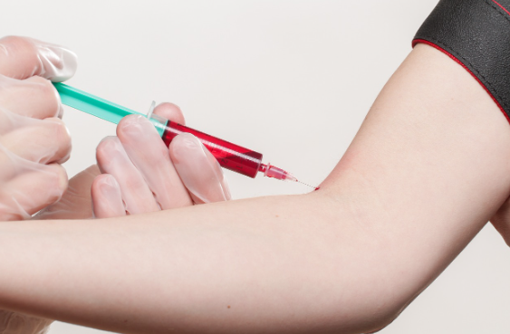 당뇨_합병증_채혈사진