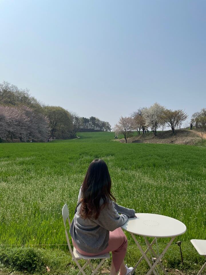 키페-피어라-야외-좌석들-모습