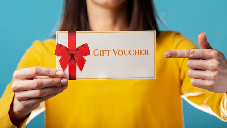 상품권을 들고있는 여자