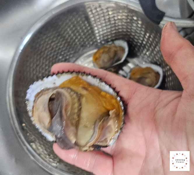 벌교피꼬막-한 쪽 껍질만 제거한 모습