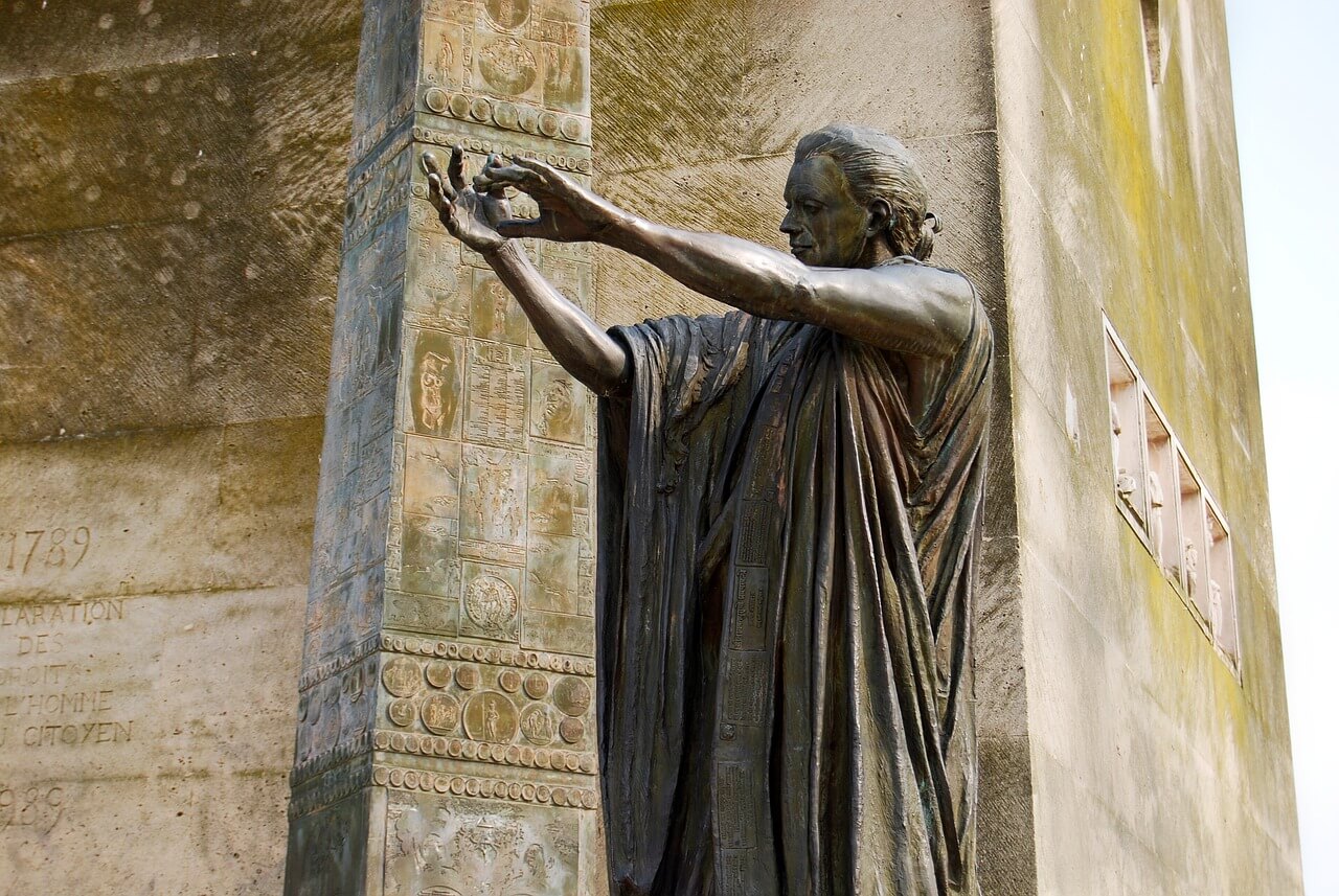 고전학에서 아리스토파네스의 희극 이해하기, 고전학에서 바라본 아리스토파네스의 희극 - 사회 풍자와 정치적 비판의 미학, 고전학적 시각으로 해석하는 아리스토파네스의 희극적 기법 - 패러디, 과장, 언어 유희, 고전학이 설명하는 아리스토파네스의 희극 속 여성의 역할 - 가부장적 사회와 여성의 목소리