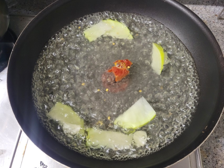 냄비에 무와 물을 넣고 끓이는 장면