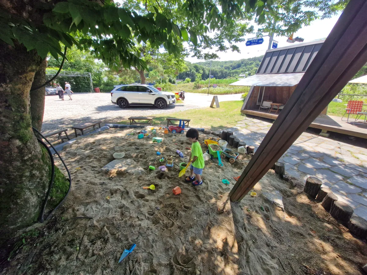 모래놀이를-하고-있는-아이
