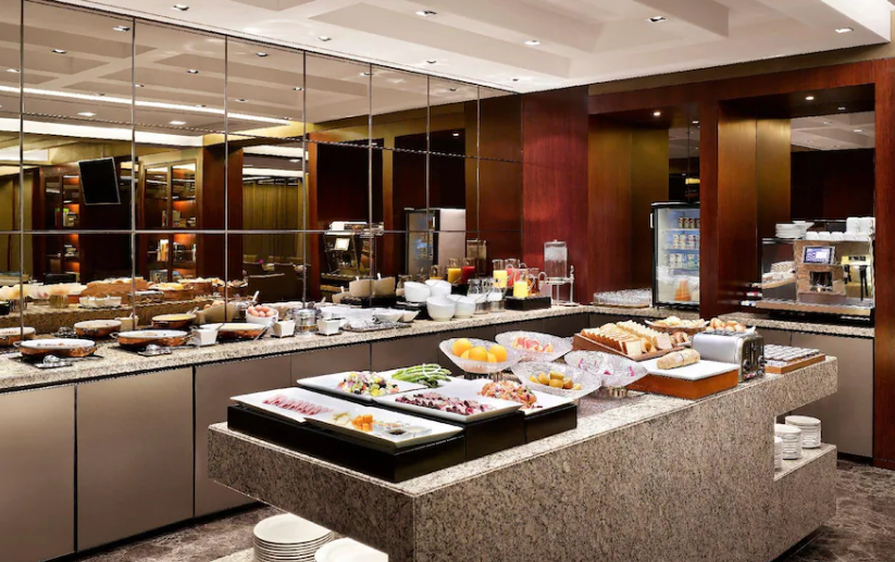 웨스틴조선 서울 디럭스 룸 7~8월 259,000원 이그제큐티브 디럭스 294,000원 (+ 성인 3인까지 무료투숙) 할인코드 포함