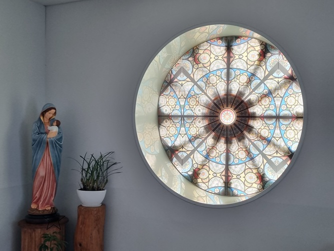울산 화봉성당 성모자상, 원형 스테인드글라스 사진