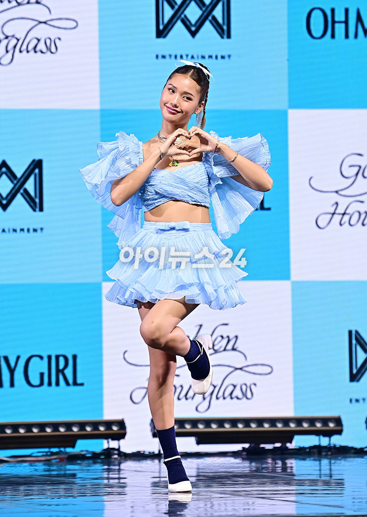 그룹 오마이걸 미미가 24일 오후 서울 광진구 예스24라이브홀에서 진행된 아홉 번째 미니 앨범 '골든 아워글래스'(Golden Hourglass) 발매 기념 쇼케이스에서 포토타임을 갖고 있다. [사진=곽영래 기자]