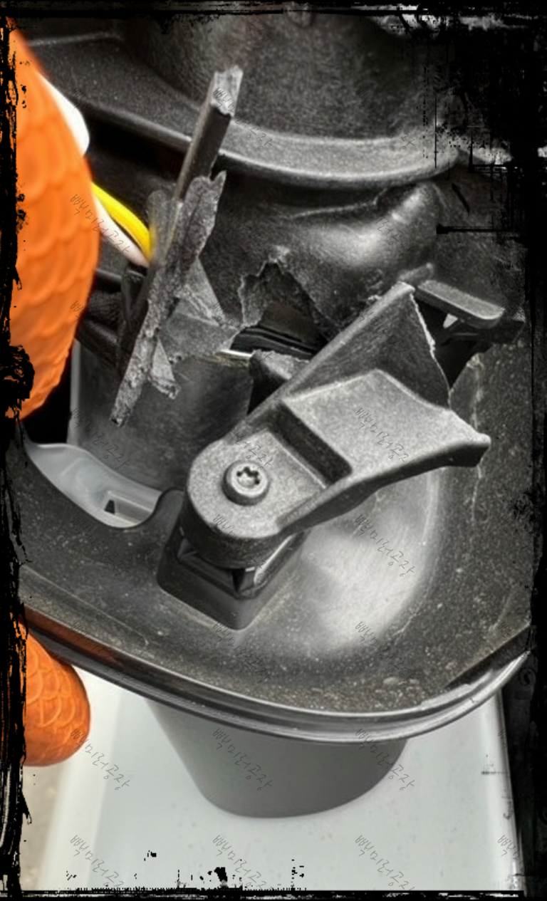 볼보 XC60 사이드미러 내부 프레임 파손 사진