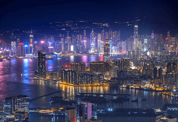 홍콩의 밤풍경이다. 수많은 빌딩들이 있고 불빛이 반짝거린다. 강물도 빌딩 가운데 흐른다.