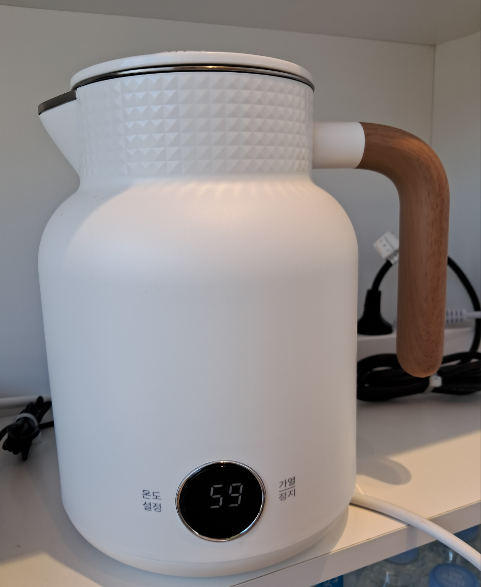 화이트톤 바디와 우드 손잡이가 조화를 이루는 전기포트, 디지털 온도 표시 기능이 탑재된 제품