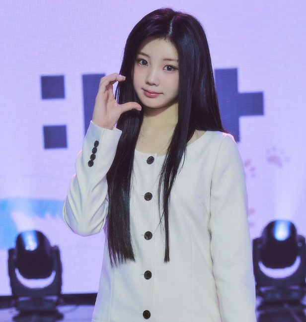 포즈 취하는 아일릿 원희