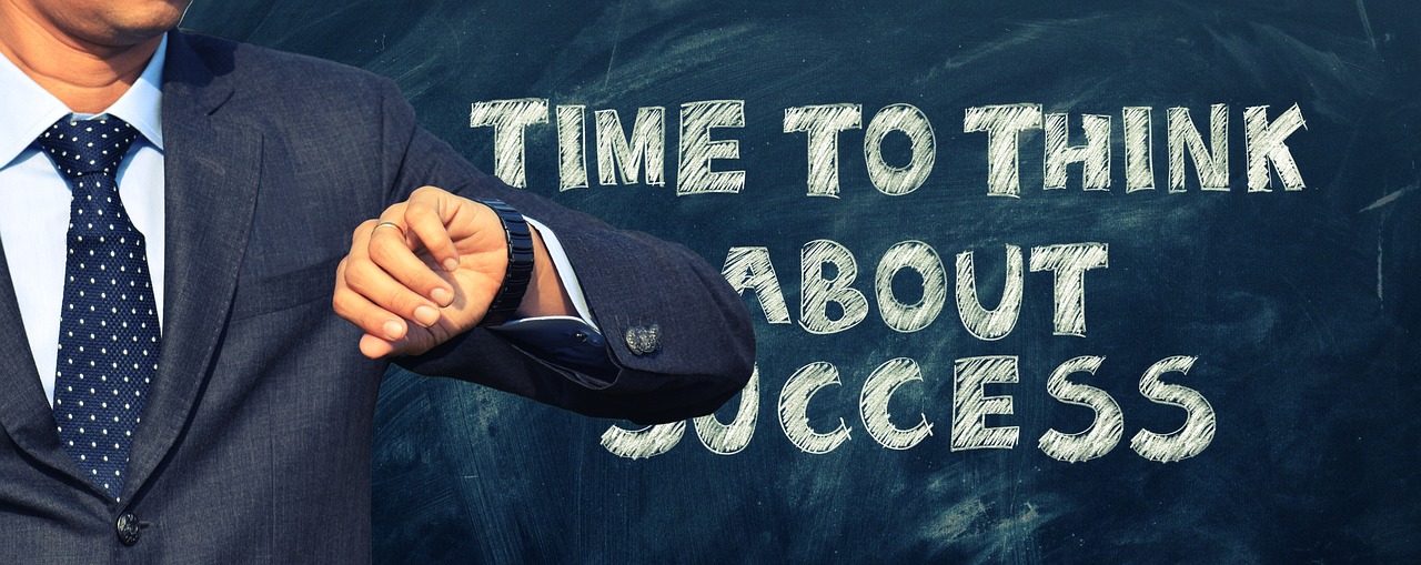 손목시계를 확인하고 있는 비즈니스맨